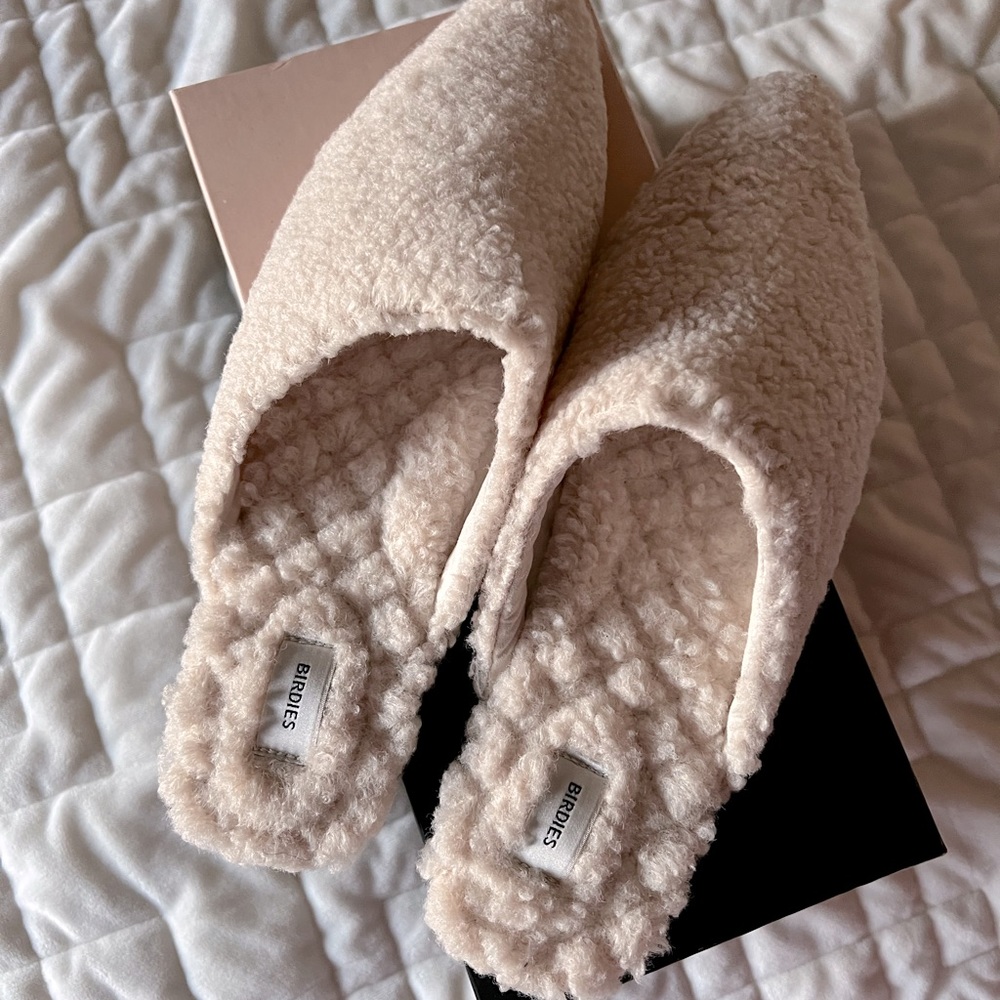 Brand new Birdies Lark faux shearling slides. Ivory. Sz 10.